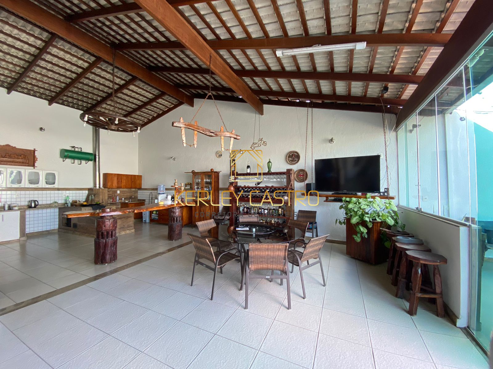 VENDO CASA COM TRÊS SUÍTES  NO BAIRRO CATARINA 